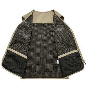 Vue détaillée de la doublure en maille respirante et des poches de ce gilet d'extérieur kaki