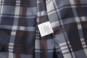 Macro de la doublure à carreaux et de l'étiquette de lavage d'un blazer en denim pour homme