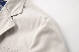 Vista dettagliata del blazer casual beige con cuciture sottili e trama del tessuto liscia