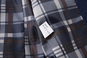 Détail de la doublure à carreaux classiques et de l'étiquette d'entretien du blazer