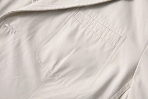 Dettaglio macro della tasca sul petto e delle cuciture di un blazer casual in cotone