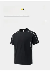 Détail du t-shirt de sport noir avec passepoil blanc et tissu respirant à séchage rapide