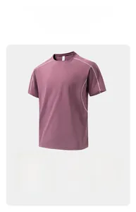 Détail du t-shirt de sport rouge avec tissu en maille respirante et liseré blanc à l'épaule