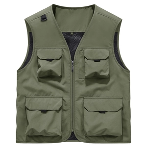Détails d'un gilet d'extérieur vert armée avec fermeture éclair et doublure en maille