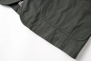 Dettaglio delle cuciture e della fodera a righe su questo blazer casual grigio scuro