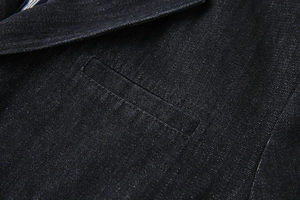 Détail de veste en laine à chevrons bleu foncé montrant la poche de poitrine