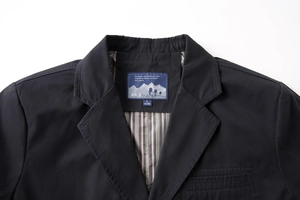Dettaglio del rever di un blazer casual blu scuro con fodera interna a righe