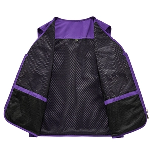 Détail du gilet extérieur violet avec doublure en maille noire respirante et poches internes