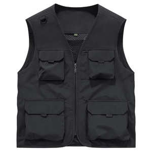 Détail du gilet d'extérieur avec doublure en maille respirante et poches zippées multiples