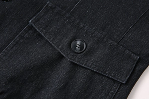 Gros plan du tissu en jean à chevrons avec détail de poche à rabat boutonnée