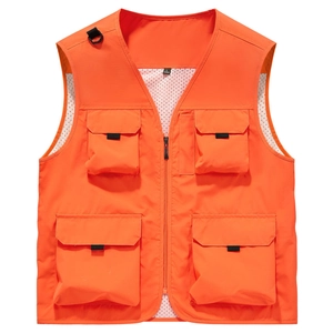 Détail du gilet utilitaire orange avec poches multiples, fermeture éclair et doublure filet