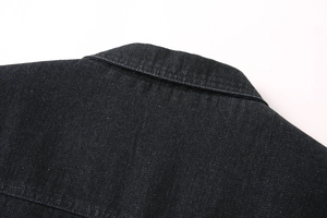 Détail du revers et des coutures d'épaule sur une veste blazer en jean bleu foncé