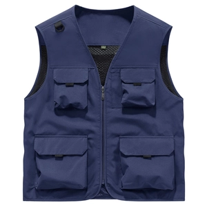Détail de gilet d'extérieur avec poches multiples et doublure en maille respirante