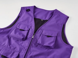 Détail du gilet utilitaire violet avec doublure en maille et étiquette de taille
