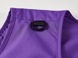 Détail du gilet tactique violet avec boucle en D renforcée et tissu sergé durable