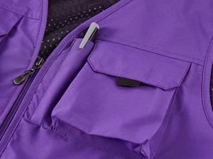 Détail du gilet utilitaire violet avec tissu durable, porte-stylo et doublure filet