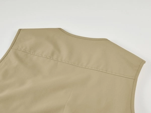 Détail de la couture d'épaule d'un gilet extérieur kaki avec double couture robuste
