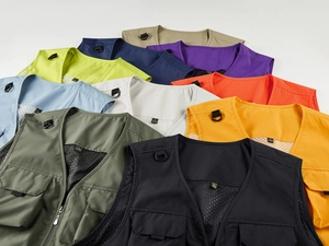 Pile de gilets cargo d'extérieur multi-poches en diverses couleurs avec doublure mesh