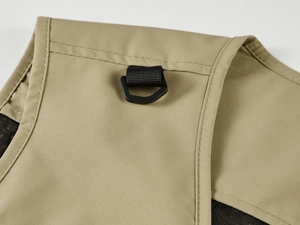 Détail de l'épaule du gilet tactique en tissu kaki avec boucle en D et maille respirante