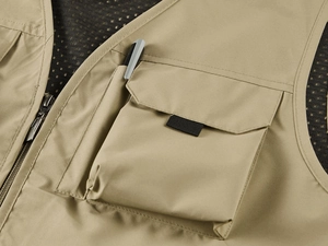 Détail macro d'un gilet d'extérieur avec poches fonctionnelles et doublure en maille