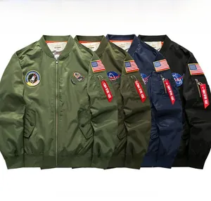 Detail van vier NASA-bomberjacks in legergroen, marineblauw en zwart met diverse patches