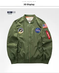 Detail van army green flight jacket met NASA-borduurwerk en klassieke armzak