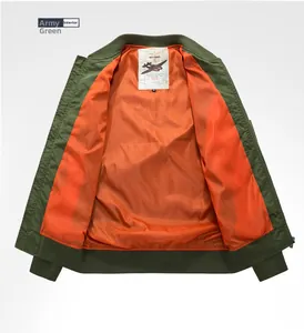 Detail van een militaire groene bomberjack met oranje voering en merketiket aan de binnenkant