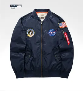 Detail van donkerblauwe flight jacket met NASA-patches en rode mouwhanger