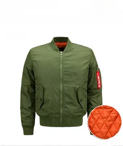 Detail der Bomberjacke mit orangefarbenem Steppfutter und funktionaler Ärmeltasche