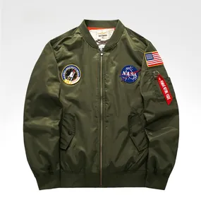 Detail van NASA-patches en de rode flight tag op het donkergroene bomberjack
