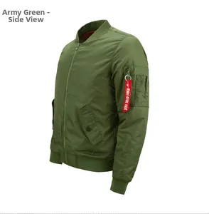 Seitenansicht der armee-grünen MA-1 Bomberjacke mit Tasche und Rippstrickbündchen