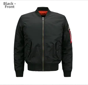 Detail der schwarzen Bomberjacke mit orangefarbenem Futter und Ärmeltasche mit Anhänger