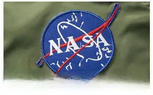 Gedetailleerde close-up van het NASA-geborduurde logo op een legergroen pilotenjack