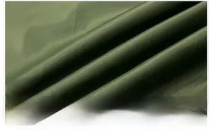 Macro-opname van de legergroene twill-stof van de bomberjack met geborduurde NASA-patch