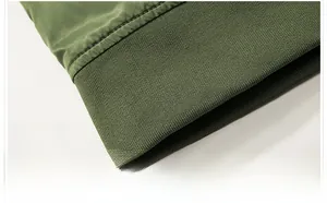 Detail van de militaire groene geribbelde zoom en satijnen stof op het NASA bomberjack