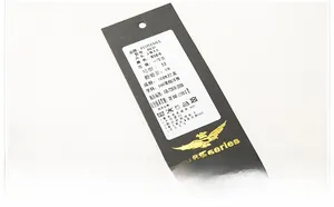 Gedetailleerd overzicht van kledinglabels met materiaal voor legergroen pilotenjack