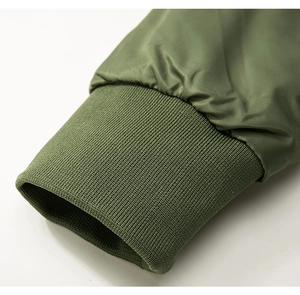 Detail der armee-grünen Bomberjacke mit winddichten Rippbündchen und glattem Webstoff-Gewebe