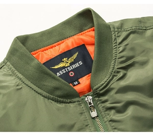 Detail der Bomberjacke in Olivgrün mit Reißverschluss und orangefarbenem Steppfutter