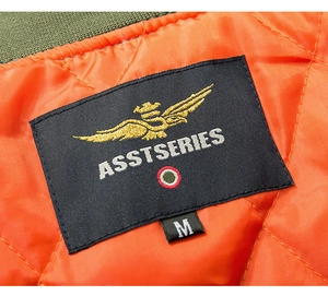 Detail des orangefarbenen Steppfutters mit schwarzem Markenetikett und Größe M Etikett