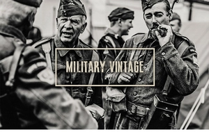 Dettaglio giacca militare vintage con cintura e cappello in stile monocromatico