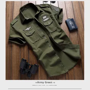 Dettaglio della camicia tattica militare verde militare con distintivi su legno