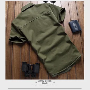 Dettaglio del retro di una camicia tattica in cotone verde militare su legno rustico