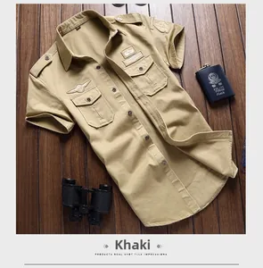 Dettaglio camicia militare kaki in cotone con tasche sul petto e distintivi aquila