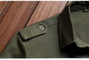 Dettaglio della camicia in cotone verde oliva con spalline e bottoni in metallo