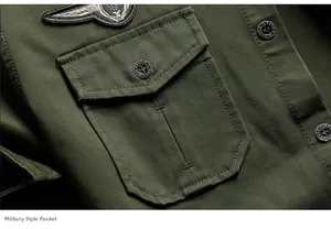 Dettaglio macro della camicia in cotone verde militare con tasca cargo e stemma aquila ricamato