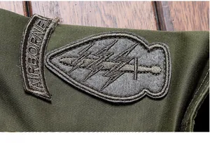 Macro dello stemma militare ricamato Airborne con spada e fulmine su tessuto verde militare