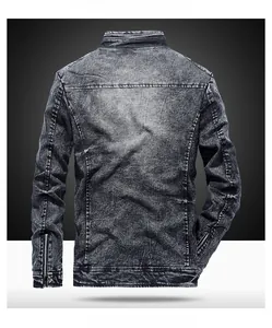 Détail du dos d'une veste en jean vintage délavée avec fermeture éclair au poignet
