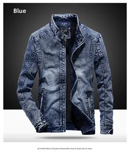 Détail d'une veste en jean bleue montrant la doublure polaire noire et la fermeture éclair
