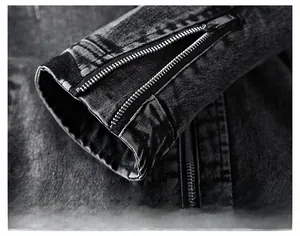 Détail de la manche d'une veste en jean gris foncé avec fermeture éclair en métal
