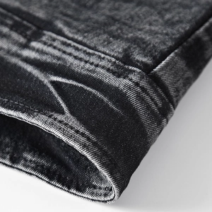 Détail de doubles coutures sur tissu denim délavé avec texture rétro et finition